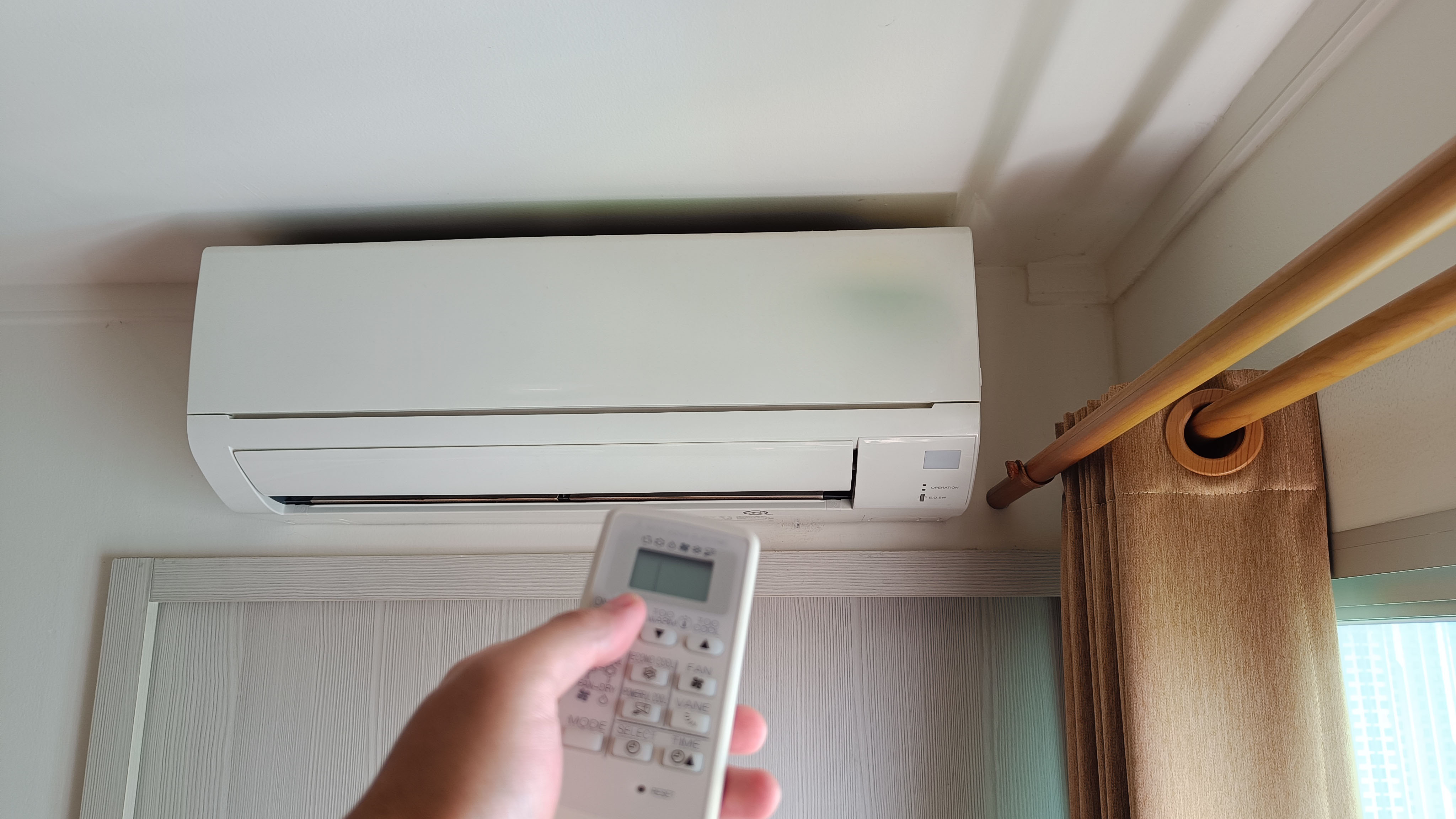 vecteezy_air-conditioner-inside-the-room_6667409.jpg